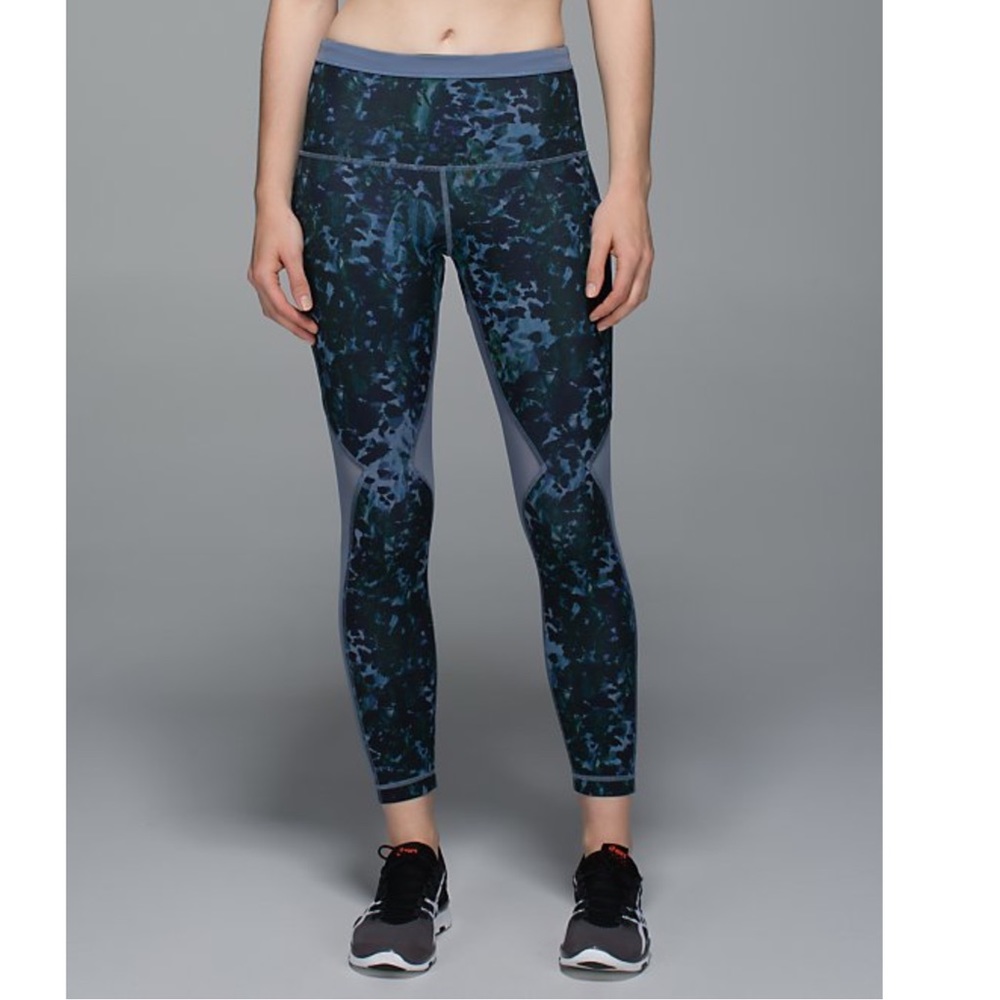 Lululemon Running in the city 
7/8 legging
Size 2 
Like new condition